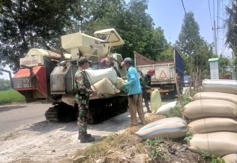 Komsos pendampingan dan pengawalan petani di Desa Sukosari Kecamatan Babadan Kabupaten Ponorogo, Minggu (27/04(2025).