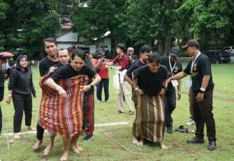 Suasana lomba acara “Fun Games 2025” dalam rangka menyambut Dies Natalis ke-69 UKSW di Lapangan John Osok. 