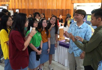 Suasana siswa SMA Kristen Kalam Kudus mengunjungi stan fakultas-fakultas dalam acara Dolan UKSW di Balairung Universitas