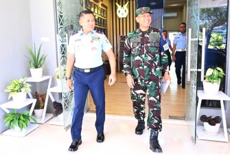 Danlanud Sultan Hasanuddin saat Terima Kunjungan Danpuslat Kodiklat TNI