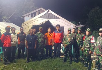 TNI AD Kerahkan Personel Bersihkan Puing Gempa Poso
