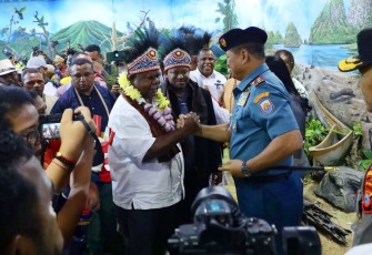 Panglima Komando Armada III, Laksamana Muda TNI Hersan, S.H., M.Si., menyambut langsung kedatangan Gubernur Papua Barat Daya (PBD) Elisa Kambu, S.Sos., dan Wakil Gubernur Ahmad Nausrau, S.Pd.I., MM., di Bandara Domine Eduard Osok (DEO) Sorong, Rabu (5/2)