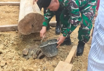 Danramil 0801/03 Arjosari Lettu Cke Misrum menghadiri peletakan batu pertama pembangunan Masjid lingkungan waduk Tukul di Dusun Tukul, Desa Karanggede, Kecamatan Arjosari, Kabupaten Pacitan.