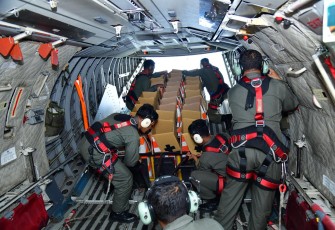 TNI saat Terjunkan 90 Helibox Sembako ke Desa Terisolasi Tapanuli Utara