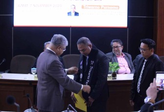 Triwarno Purnomo, S.STP_., M.Si_., Staf Ahli Gubernur Papua Bidang Pemerintahan, Hukum, dan Politik, meraih gelar doktor ke-97 Program Doktor Studi Pembangunan (DSP) UKSW.