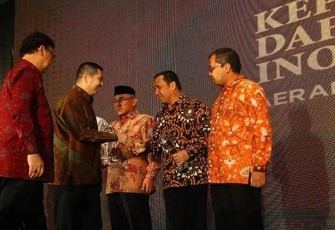 Wali Kota Depok Mohamad Idris mendapatkan penghargaan Kepala Daerah Inovatif 2017 (KDI) kategori Lingkungan Hidup