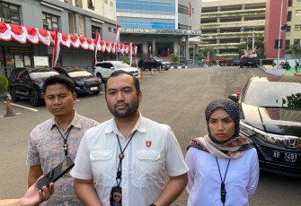 Wakasat Reskrim Polres Metro Jakarta Barat, Kompol Kennardi, didampingi Kasubnit 1 Unit PPA Iptu Mukhtamim