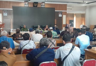 Wakil Bupati Blora Sri Setyorini dan penambang saat rapat di gedung C Dinas Pendidikan Kabupaten Blora.