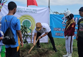 Wakil Bupati Karanganyar Adhe Eliana ikut menanam pohon dalam aksi peduli lingkungan memperingati Hari Bumi Sedunia di Segoro Gunung, Ngargoyoso, Rabu (3042025).
