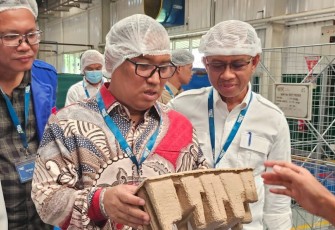 Wakil Gubernur Kepulauan Riau, Nyanyang Haris Pratamura saat kunjungan ke PT. Free The Sea, pada Jumat (11/04).