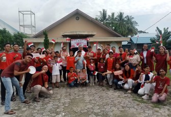 Foto bersama di halaman Gereja Katolik Santo Paulus, Kelurahan Batu Hitam, Kecamatan Bunguran Timur, Natuna, Senin (18/8/2025).