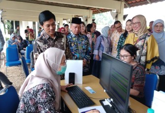 Wamenkes, Prof. Dante Saksono Harbuwono, meninjau langsung pelaksanaan program CKG di Universitas Indonesia (UI), Depok, pada Jumat (235).