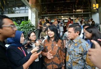 Wakil Menteri PU Diana Kusumastuti usai hadiri High Level Meeting Tim Pengendalian Inflasi Pusat (TPIP) di Kantor Kementerian Koordinator Perekonomian, Jakarta, Jumat (3112025).