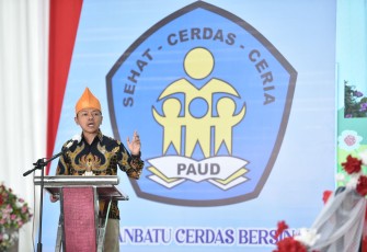 Wakil Menteri Pendidikan Dasar dan Menengah (Wamendikdasmen), Fajar Riza Ul Haq, saat meluncurkan Gerakan PAUD Labuhanbatu Cerdas Bersinar di Pendopo Bupati Labuhanbatu, Rabu (13/8).