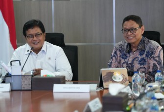 Wakil Menteri Transmigrasi Viva Yoga Mauladi Viva Yoga Mauladi saat melakukan rapat koordinasi dengan Wakil Menteri ESDM Yuliot Tanjung di Gedung Dirjen Ketenagalistrikan Kementerian ESDM, Jakarta, 2/9/2025.