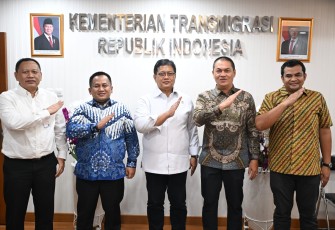 Wakil Menteri Transmigrasi Viva Yoga Mauladi dalam pertemuan di Ruang Kerja, Gedung C, Komplek Kementerian Transmigrasi, Kalibata, Jakarta, 22/7/2025.