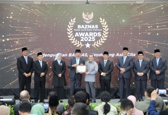 Wamen Ossy saat Terima Penghargaan Baznas Award 2025