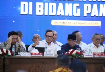 Wamendagri Bima Arya Sugiarto saat menghadiri Rapat Konsolidasi Program Prioritas Nasional di Bidang Pangan yang berlangsung di Kantor Gubernur Jawa Timur (Jatim), Kota Surabaya, Kamis (21/8/2025).
