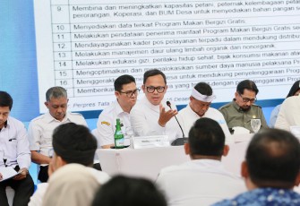 Wamendagri Bima Arya Sugiarto dalam acara Rapat Koordinasi (Rakor) Penyelenggaraan Program MBG di Aula Gedung Sate, Bandung, Jawa Barat (Jabar), Rabu (17/12/2025).