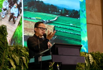 Wamendagri Bima Arya Sugiarto saat memberikan keynote speech pada acara The Top Tourism Leaders Forum di Hall 9, Nusantara International Convention Exhibition (NICE) Pantai Indah Kapuk (PIK) 2, Tangerang, Banten, Minggu (12/10/2025).