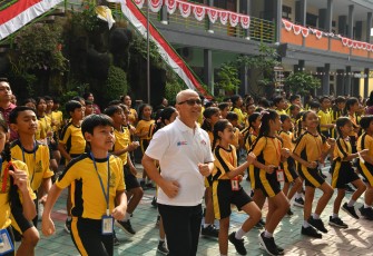 Wamendikdasmen Atip Latipulhayat, melakukan peninjauan di SD Saraswati 6 Denpasar untuk melihat langsung bagaimana penerapan KAIH, Selasa, (198). 