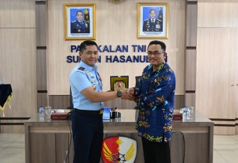 Danlanud Sultan Hasanuddin Audiensi dengan Kepala Perwakilan BKKBN Provinsi Sulsel di ruang rapat Markas Komando (Mako) Lanud Sultan Hasanuddin, Maros, Rabu (22/1/2025).