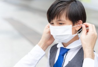 Ilustrasi cegah penularan virus dengan menggunakan masker