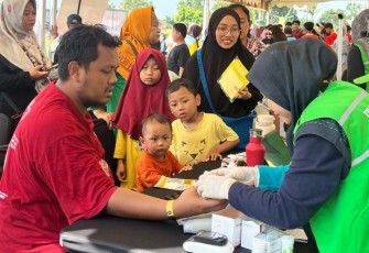Suasana cek kesehatan gratis di stadion mini Kecamatan Legok, Kabupaten Tangerang, Minggu (27/4)