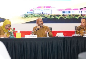 Pj Sekdaprov Kepri Luki Zaiman Prawira saat Pimpin Pembahasan Perhitungan PPh 21 TPP dan Gaji Pegawai