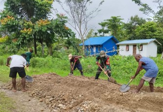 Babinsa Koramil 1710-06/Agimuga Ajak Warga Gotong Royong Timbun Jalan Rusak