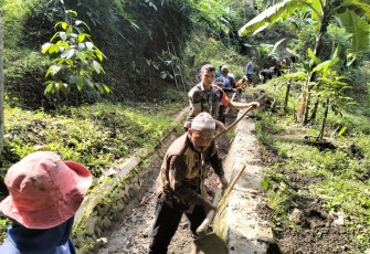 Babinsa Desa Kepet saat Bersama Warga Gelar Karya Bhakti Pembersihan Selokan