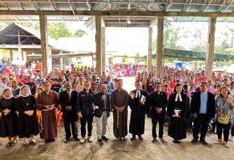 Suasana perayaan Natal bersama anak-anak penyintas bencana banjir dan tanah longsor di HKPB Parsingkaman, Desa Pagaran Lambung 1, Tapanuli Utara pada Sabtu (27/12)