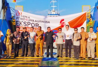 Gubernur Ansar Lepas Ekspor Perdana Ayam Hidup ke Singapura Lewat jalur Laut