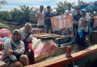 Lazismu, BFLF dan Radio Xtra saat Distribusi Bantuan Warga Singkil via Jalur Laut 