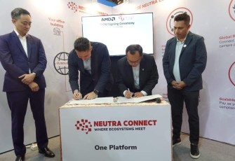 Penandatanganan Memorandum of Understanding (MoU) antara NeutraDC dengan AMD oleh Director Commercial Sales Asia Pacific Region AMD Alexey Navolokin (kedua dari kiri) dan CEO NeutraDC Singapore Sendang Praptomo (kedua dari kanan) disaksikan oleh Commercial Lead ASEAN AMD Alexis Lee (paling kiri) dan CEO NeutraDC Andreuw ThAF (paling kanan) pada ajang Tech Week Singapore beberapa waktu lalu.