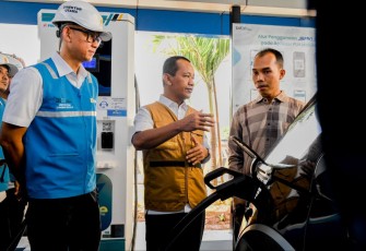 Menteri ESDM Bahlil Lahadalia saat meninjau SPKLU di Kota Cilegon, Kamis (13/3)