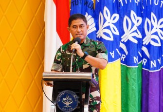 Aster Panglima TNI Mayjen TNI Mohammad Naudi Nurdika, S.I.P., M.Si., M.Tr.(Han). bersama Wakil Rektor IPB University Prof. Dr. Ir. Ernan Rustiadi, M.Agr., membuka Bimbingan Teknis (Bimtek) Kompi Produksi Ketahanan Pangan TA 2025 di Auditorium Andi Hakim Nasoetion, Kampus IPB Dramaga, Bogor, Senin (21/4/2025)