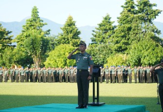 Asrendam XIII/Merdeka Kolonel Inf Samsul Huda Pimpin Upacara Rutin Mingguan 