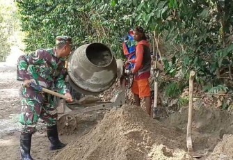 Babinsa Koramil 0801/11 Donorojo Bangun Talud.