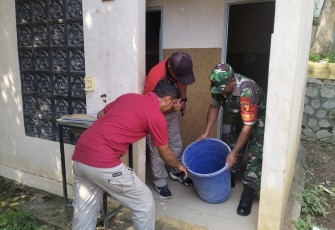 Babinsa Koramil 0806-01/Trenggalek Serka Siswanto bersama Bhabinkamtibmas dan Dinas Kesehatan Trenggalek bergerak cepat dengan menggelar Gerakan Pemberantasan Sarang Nyamuk (PSN) secara serentak di Desa Karangsoko, Kecamatan Trenggalek, Selasa (14/1/2025).  