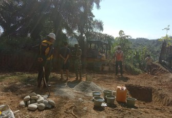 Satgas TMMD Ke-124 Kodim 0408/BS Mulai Buat Tugu Prasasti