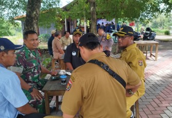 Babinsa Posramil Gerih Komsos Dengan Perangkat Desa