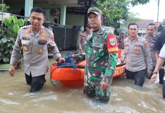TNI-Polri Bagikan Makanan ke Warga Terdampak Banjir di Sawangan Depok