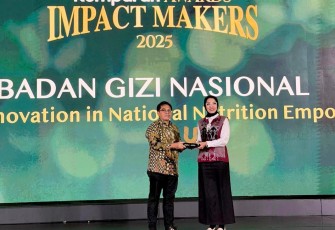 Badan Gizi Nasional (BGN) meraih penghargaan Impactful Innovation in National Nutrition Empowerment dalam ajang Kumparan Awards Impact Makers, penghargaan diterima oleh Kepala Biro Hukum dan Humas Badan Gizi Nasional, Khairul Hidayati, Jumat (19/12).
