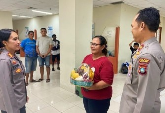 Kapolres Bintan Besuk Anggota Satlantas yang Sedang Sakit