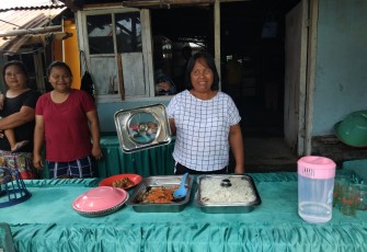 Warga kelurahan Tandurusa saat menyiapkan makanan buat personil satgas TMMD Kodim 1310/Bitung