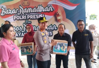 Kapolres Bitung, AKBP Albert Zai, SIK.,MH saat menyerahkan bingkisan kepada perwakilan wartawan mitra Polres Bitung pada kegiatan Bazar Ramadhan Polri Presisi dan Baksos Ramadhan Bhayangkari 2025 di Lobi Mapolres Bitung
