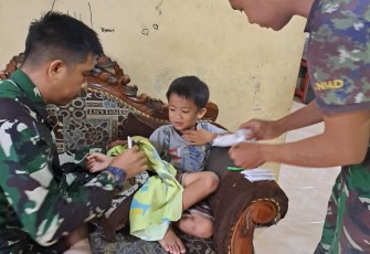 Serka Fernando Tim Nakes Satgas TMMD Beri Penanganan Kepada Warga yang Alami Luka
