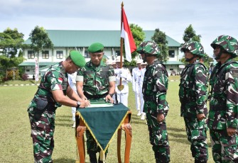 Kasdam XIII/Merdeka, Brigjen TNI Yustinus Nono Yulianto saat menutup Latsarmil Komcad Matra Darat tahun anggaran 2025