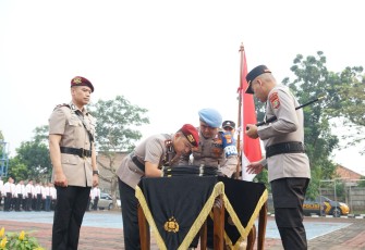 Upacara Serah Terima Jabatan (Sertijab), Penyerahan Jabatan, dan Pengukuhan Pejabat di lingkungan Polres Metro Bekasi, kegiatan yang dipimpin langsung Kapolres Metro Bekasi, KBP Mustofa, S.I.K., M.H., ini berlangsung di Lapangan Apel dan Aula Gedung Promoter Polres Metro Bekasi. Selasa (12/8/2025)